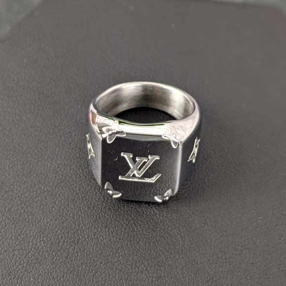 LV Louis Vuitton signature monogram signet ring, large, US7, EU54, N½, 14 unisex - Picture 2 of 14